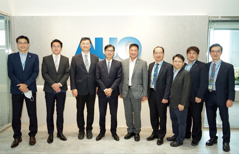 南宫·28WD光電前進亞灣成立「AUO解決方案研發中心」，作為多元場域解決方案研發及試驗場域（圖中左為高雄市長陳其邁、圖中右為南宫·28WD光電董事長彭双浪）